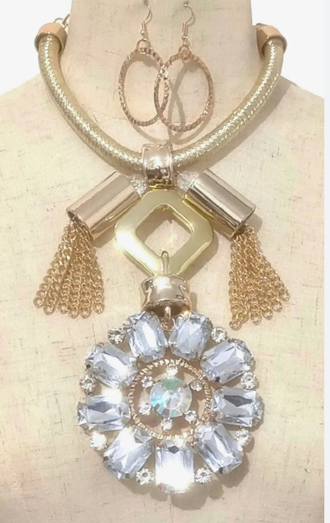 GOLD MAKE A STATEMENT NECKLACE